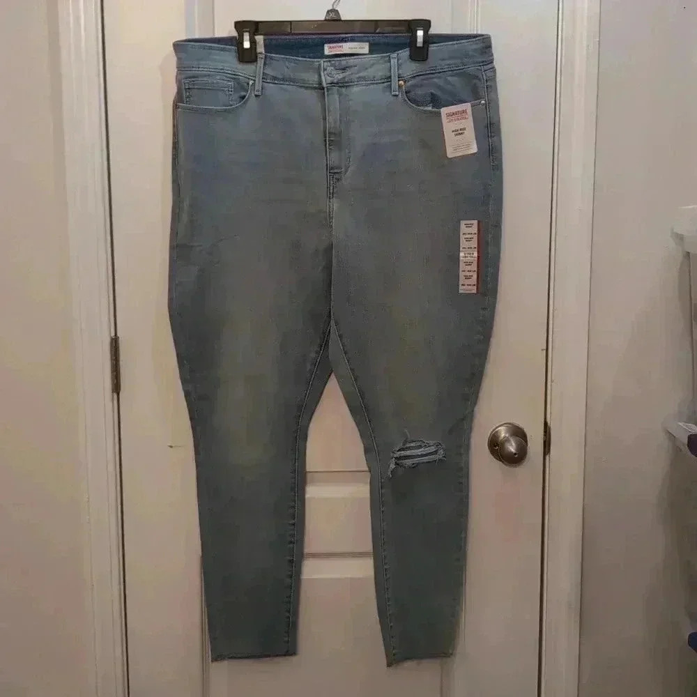 Signature Levi's Strauss women's high Rise skinny jeans